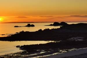 Coucher de soleil pour une soirée romantique sur la plage à 150 mètres des chalets à la pointe du Finistère