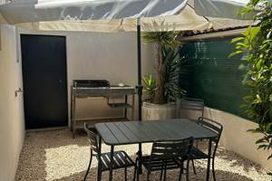 Coin repas ombragé avec barbecue pour des grillades conviviales