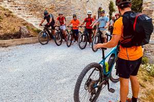 Départ de balade en VTT Electrique pour un groupe