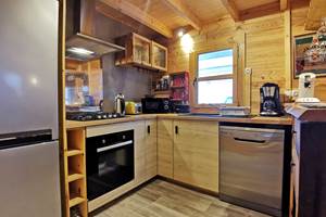 Cuisine ultra équipée aux Chalets de Kerescar à la pointe du Finistère