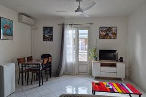 T2 Le frangipanier séjour, climatiseur, ventilateur plafond