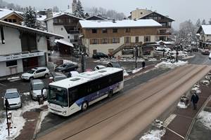 Fenetre 4 Arret Bus l'hiver et entrée du village de  Combloux