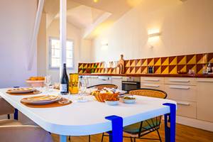 Cette table ? Vous ne la trouverez pas ailleurs : nous l'avons conçue spécialement pour le Rooftop.