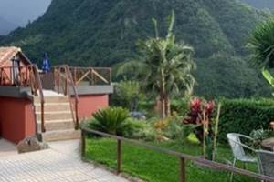 Vue de la maison depuis l'espace cuisine ouverte - View of the house from the open kitchen area