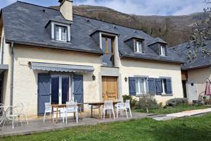 La maison, 13 places, et à droite le gîte, 4 places