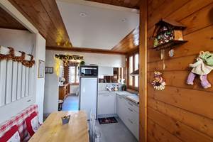 Vue transversale de la cuisine au salon