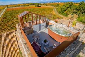 Jacuzzi avec vue panoramique sur les vignes dans une chambre romantique en Occitanie