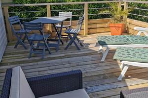 Terrasse solarium face à la mer avec transats, salon pour un séjour romantique