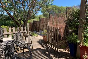 La petite terrasse s'ouvre sur le vieil amandier