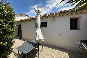 Barbecue et table de jardin pour savourer l’été à l’extérieur
