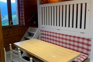 Le lit est derriere la barriere avec vue  sur la fenetre 2