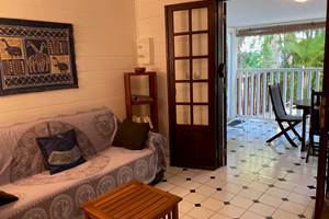 SALON DONNANT SUR LA TERRASSE