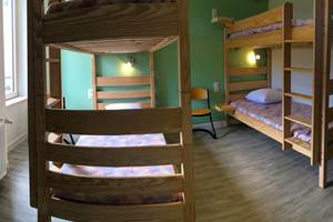 1 lit dans une chambre du gîte d'étape