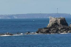 Vue sur l’île d’Ouessant depuis la plage à 150 m des Chalets de Kerescar à Plouarzel pour des loisirs en bord de mer en Bretagne