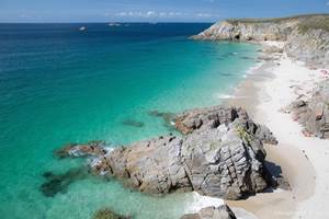 La côte sauvage aux eaux turquoises près de Plouarzel invite à de magnifiques balades plage lors d’un séjour en Bretagne