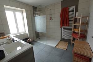 La salle d'eau spacieuse