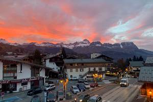 Fenetre 4 Arret Bus l'hiver et entrée du village de Combloux