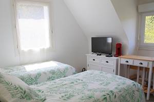 Chambre Pinson - Lits jumeaux - Coin Télé et table petit déjeuner
