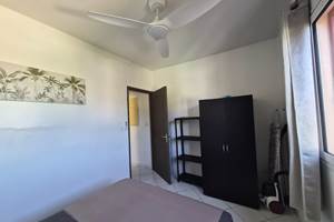 T2 Le Frangipanier chambre, armoire, étagère, climatiseur