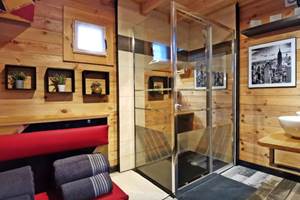 Salle de bain spacieuse avec douche à l’italienne au Chalet de Kerescar à Plouarzel pour des vacances confortables