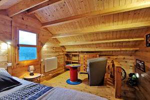 Chambre mansardée avec lit 160x200 et salon au Chalet Ouessant
