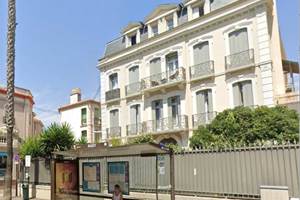 Arrêt de bus devant la maison.