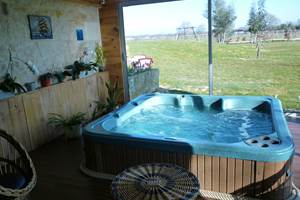 Espace détente et son jacuzzi