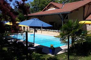 La piscine vue vers la terrasse