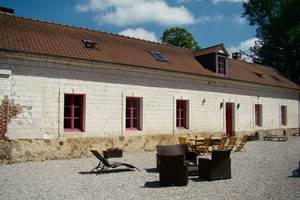 Gîte et salon de jardin au soleil