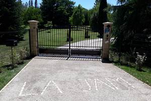 Entrée du domaine vue de la route