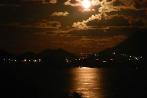 vue sur la baie des Saintes la nuit