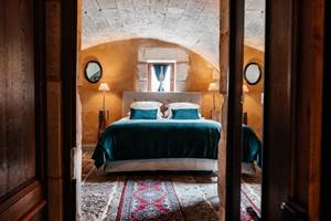 Ambiance feutrée et décor royal dans une chambre prestige