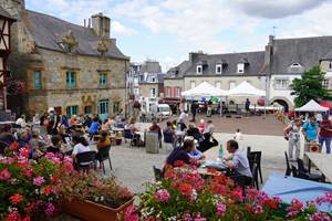 Ambiance conviviale et musicale « Les Mardis de l’été » à Saint-Renan pour agrémenter vos vacances aux chalets de Kerescar.”