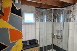 Salle d'eau avec sèche-serviette et double vasques au Lodge de Kerescar à Plouarzel