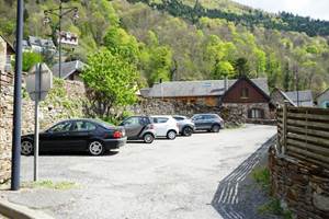 Parking à 30 mètres du portail