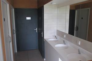 3 lavabos en zone sanitaire