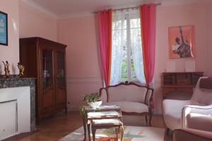 Le salon des hôtes avec télévision