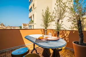 Profitez de la fraîcheur des oliviers pour commencer votre journée sous le soleil catalan.