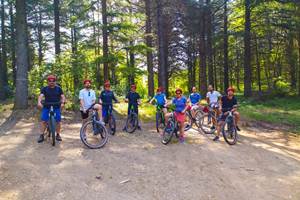 Groupe en VTTAE dans la forêt