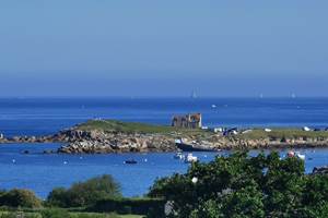 Profitez d’une belle vue mer depuis votre terrasse sur la Baie de Porspaul pour un séjour paisible dans le Finistère