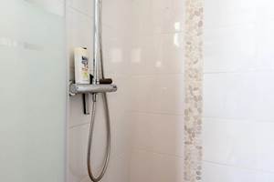 Douche éclairage naturel avec fenêtre oscillo battant