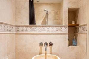 SDB-chambre-philippe-bed-and-breakfast-saultchevreuil-villedieu