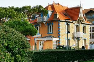 façade de côter avec buisson