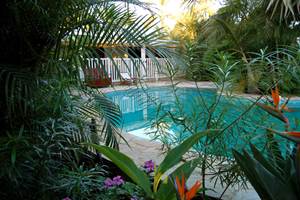 PISCINE AU COUCHER DE SOLEIL