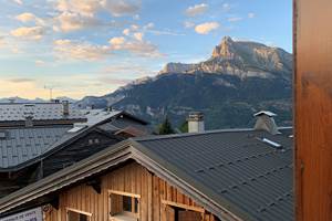 Fenetre 1 Cuisine avec vue sur la ferme au pied de l 'appartement et sur la pointe percee