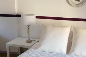 Chambre double de 25 m² aux tons prune avec entrée privée et vue sur la rivière — maison d'hôtes La Malposte, Reviers