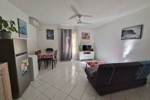 T2 Frangipanier climatiseur, séjour, vue d'ensemble, plaque de cuisson, table à manger