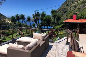 terrasse supérieure bain de soleil avec vue piscine