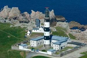 L’île d’Ouessant et son phare emblématique après 1 heure de bateau du Conquet