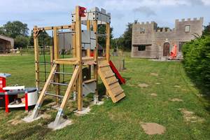 Jeux extérieurs château escalade tobogan, balançoires, cheval a ressort